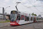 Be 6/10 Tango 187 mit der Werbung für den Wohnpark Binzen, auf der Linie 10, fährt am 14.08.2023 bei der Haltestelle M-Parc ein.