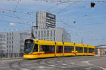 Be 6/10 Tango 182, auf der Linie 11, überquert am 17.08.2023 die Münchensteinerbrücke.