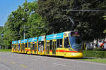 Be 6/10 Tango 153, auf der Linie 11, fährt am 11.07.2023 zur Haltestelle am Aeschenplatz.