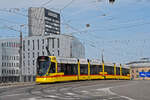 Be 6/10 Tango 165, auf der Linie 11, überquert am 17.08.2023 die Münchensteinerbrücke.
