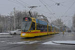 Be 6/10 Tango 163, auf der Linie 11, fährt am 02.12.2023 zur Haltestelle beim Bahnhof SBB.