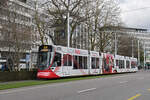 Be 6/10 Tango 187 mit der Werbung für den Wohnpark Binzen, auf der Linie 10, fährt am 19.02.2024 zur Haltestelle am Bahnhof SBB.