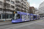 Be 6/10 Tango 151 mit der Werbung für die Bank Valiant, auf der Linie 10, fährt am 19.02.2024 zur Haltestelle Heuwaage.