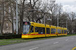 Be 6/10 Tango 166, auf der Linie 11, fährt am 19.02.2024 zur Haltestelle beim Bahnhof SBB.
