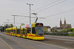 Be 6/10 Tango 169, auf der wegen einer Grossbaustelle am Steinenberg umgeleiteten Linie 11, überquert am 08.04.2024 die Wettsteinbrücke.