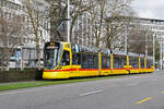Be 6/10 Tango 152, auf der Linie 10, fährt am 19.02.2024 zur Haltestelle am Bahnhof SBB.
