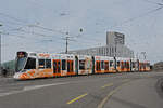Be 6/10 Tango 177 mit der Migros Werbung, auf der Linie 11, überquert am 04.05.2024 die Münchensteinerbrücke.
