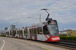 Be 6/10 Tango 187 mit der Werbung für den Wohnpark Binzen, auf der Linie 11, fährt am 29.04.2024 zur Haltestelle M-Parc.
