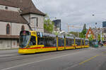 Be 6/10 Tango 152, auf der wegen einer Grossbaustelle am Steinenberg umgeleiteten Linie 11, überquert am 15.04.2024 die Wettsteinbrücke.