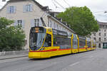 Be 6/10 Tango 174, auf der Linie 10, fährt am 27.05.2024 den Steinenberg hinunter zur Haltestelle Theater.
