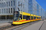 Be 6/10 Tango 157, auf der Linie 11, fährt am 07.04.2025 bei der Haltestelle Peter Merian ein.