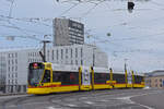 Be 6/10 Tango 179, auf der Linie 11, überquert am 21.12.2024 die Münchensteinerbrücke.