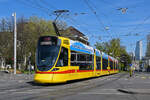 Be 6/10 Tango 183, auf der Linie 11, fährt am 08.04.2025 zur Haltestelle am Bahnhof SBB.