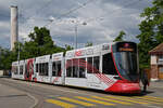 Be 6/10 Tango 187 mit der Werbung für den Wohnpark Binzen, auf der Linie 11, bedient am 12.05.2025 die Haltestelle St.