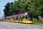 Be 6/10 Tango 161, auf der Linie 11, fährt am 21.06.2025 zur Haltestelle am Aeschenplatz.