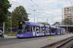 Be 6/10 Tango 151 mit der Werbung für die Bank Valiant, auf der Linie 10, fährt am 05.08.2025 zur Haltestelle beim ZOO Basel.