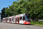 Be 6/10 Tango 187 mit der Werbung für den Wohnpark Binzen, auf der Linie 10, fährt am 21.06.2025 zur Haltestelle am Aeschenplatz.