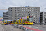Be 6/10 Tango 176, auf der Linie 11, überquert am 21.12.2024 die Münchensteinerbrücke.