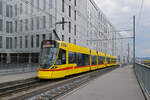Be 6/10 Tango 156, auf der Linie 11, fährt am 16.06.2025 bei der Haltestelle Peter Merian ein.