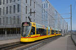 Be 6/10 Tango 173, auf der Linie 11, fährt am 06.08.2025 bei der Haltestelle Peter Merian ein.