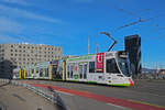 Be 6/101 Tango 188 mit der U-Abo Werbung, auf der Linie 10, überquert am 18.12.2025 die Münchensteinerbrücke.