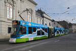 Be 6/10 Tango 187 mit der Migros Werbung, auf der Linie 11, fährt am 29.12.2025 den Steinenberg hinunter zur Haltestelle Barfüsserplatz.