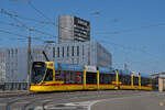 Be 6/10 Tango 163, auf der Linie 11, überquert am 11.08.2025 die Münchensteinerbrücke.