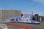 Be 6/10 Tango 151 mit der Werbung f�r die Bank Valiant, auf der Linie 11, �berquert am 15.08.2026 die M�nchensteinerbr�cke.