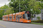 Be 6/10 Tango 182 mit der Werbung für 20 Jahre OBI in Basel, auf der Linie 11, fährt zur Haltestelle am Aeschenplatz.