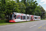 Be 6/10 Tango 187 mit der Werbung für den Wohnpark Binzen, auf der Linie 10, fährt zur Haltestelle am Bahnhof SBB.