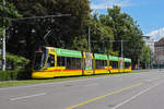 Be 6/10 Tango 156, auf der Linie 11, fährt zur Haltestelle am Bahnhof SBB.