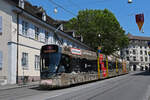 Be 6/10 Tango 155 mit der Werbung für eine Ausstellung im Schaulager, auf der Linie 11, fährt am 02.06.2023 den Steinenberg hinunter zur Haltestelle Barfüsserplatz.