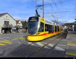 BLT - Tram Be 6/10 168  unterwegs auf der Linie 10 in Bottmingen am 04.02.2024 .. Standort des Fotografen ausserhalb der Fahrbahn hinter der Barriere auf dem Trottoir 
