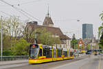 Be 6/10 Tango 174, auf der wegen einer Grossbaustelle am Steinenberg umgeleiteten Linie 11, überquert am 08.04.2024 die Wettsteinbrücke.