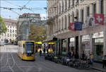 Am Steinenberg -     Nachschuss auf ein Stadler Tina-Tram, das in die Theaterstrasse abbiegt.
