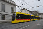 Be 8/10 TINA 4222, auf der Linie 11, fährt am 01.12.2025 den Steinenberg hinunter zur Haltestelle Barfüsserplatz.