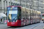 Der Tramlink Be 6/8 921 von BERNMOBIL am 5.2.25 vor dem Bahnhof Bern.