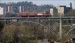 Hoch über dem Aaretal -     Eine Tramlink-Straßenbahn der Linie 6 auf der Kirchfeldbrücke.