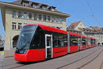 Be 6/8 Tramlink 915, auf der Linie 6, fährt am 11.06.2025 zur Haltestelle Zytglogge beim Casinoplatz. Aufnahme Bern.