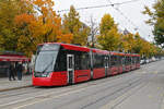 Be 6/8 Tramlink 923, auf der Linie 6, fährt am 16.10.2025 bei der Haltestelle Helvetiaplatz ein. Aufnahme Bern.