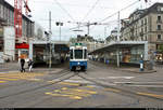 Be 4/6 (Tram 2000), Wagen 2064 und 2???, verlassen die Haltestelle Zürich, Bahnhofplatz/HB (CH).