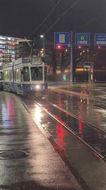 Linie 13 Wagen 2033 + dahinter 2025 bei der Einfahrt in die Saalsporthalle in einem verregneten Wetter.