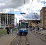 Linie 6 Wagennummer 2080  Schwamendingen  an der Haltestelle Bändliweg.