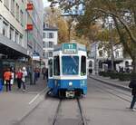 Linie 11 Wagennummer 2044  Wollishofen  beim Bahnhof Stadelhofen.