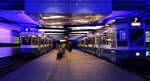 Im Untergrund: Eine klassische Tram 2000-Doppeltraktion der Linie 7 mit dem Be 4/6 2062 und ein Ponyzug der Linie 9 mit dem Be 2/4 2427 begegnen sich in Zürich, Tierspital im Schwamendinger Tunnel am 26.07.2022.
