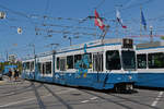 Be 4/8 2111, auf der Linie 5, fährt am 11.07.2025 bei der Haltestelle Bellevue ein. Aufnahme Zürich.