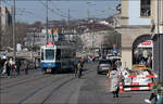 An der Limmat entlang -     Tram 2071 als Linie 15 zum Bahnhof Stadelhofen auf dem Limmatquai nach dem Halt an der Rudolf-Brun-Brücke.