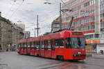 Be 4/6 735 Vevey Tram mit einer Werbung für die Ausstellung HOMO MIGRANS, 2 Mio Jahre unterwegs im Historischen Museum Bern, auf der Linie 3, verlässt die Haltestelle Hirschengraben.