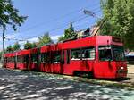 Vevey Tram 742 von BERNMOBIL am 23.6.22 auf der Linie 8 nach der Abfahrt in Holenacker.