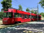 Nachschuss vom Vevey Tram 741 von BERNMOBIL am 23.6.22 nach der Abfahrt in Holenacker.